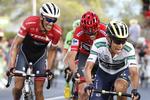 Chris Froome (i midten) er imponeret af Esteban Chaves' (t.h.) og Alberto Contadors klatrestyrke. Foto: Unipublic/Photogomez Sport. 