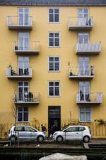 »Jeg kan ikke lade være med at glugge lidt med ind ad vinduerne (kortvarigt og på sikker afstand, dog. Det skal heller ikke blive for creepy jo)«, Eva Lange.  
   