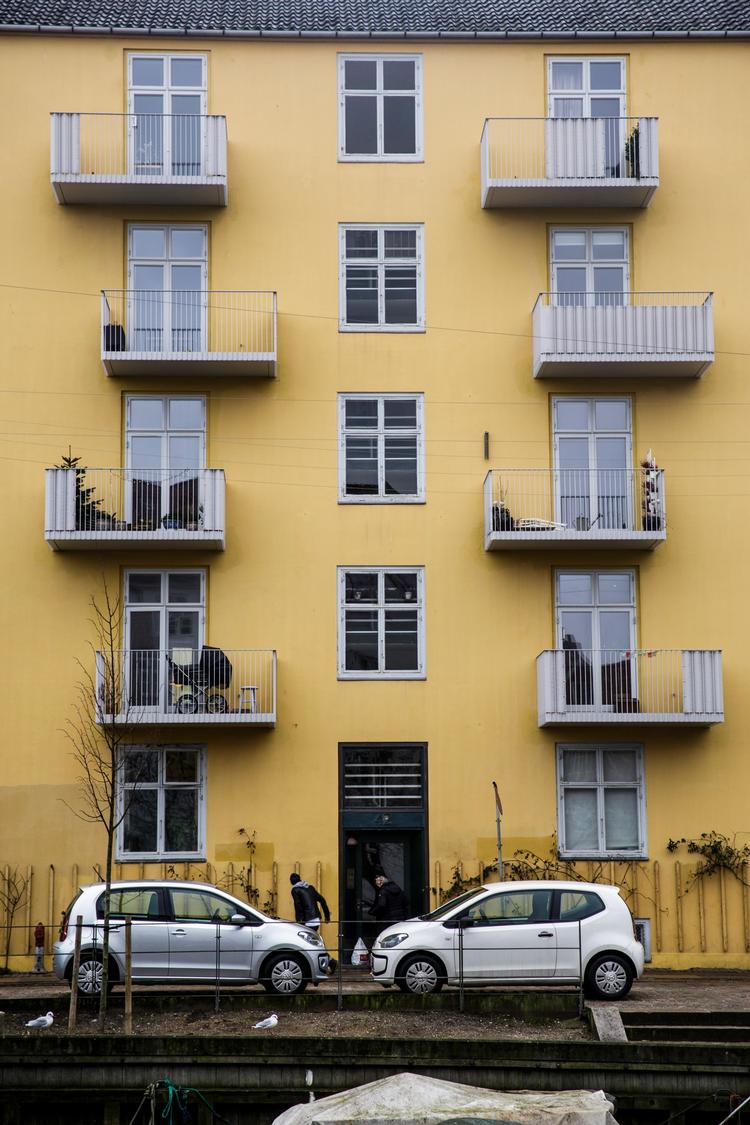 »Jeg kan ikke lade være med at glugge lidt med ind ad vinduerne (kortvarigt og på sikker afstand, dog. Det skal heller ikke blive for creepy jo)«, Eva Lange.  
   