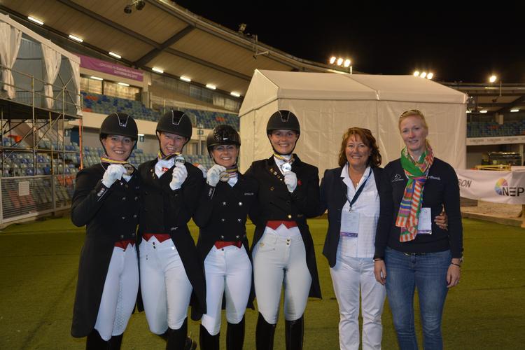 Så stor var sølvmedaljeglæden på det danske dressurlandshold. Smilende fra venstre er det Cathrine Dufour, Agnete Kirk Thinggaard, Anna Zibrandtsen og Anna Kasprazak samt holdchef Kimi Nielsen og landstræner Nathalie zu Sayn-Wittgenstein.  