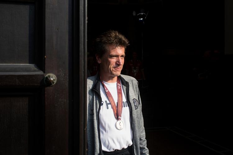 Nils Nielsen da han for godt to uger siden blev hyldet sammen med kvindelandsholdet på Københavns Rådhus med efterfølgende tur i Tivoli. Nu er han uden fast arbejde. Arkivfoto Nanna Navntoft