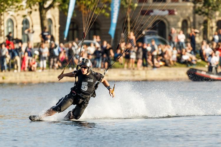 Det er en spektakulær sport, tilskuerne bliver vidne til, når VM i Swoop Freestyle afvikles ved Peblingesøen i weekenden. Her Christian Webber. 
