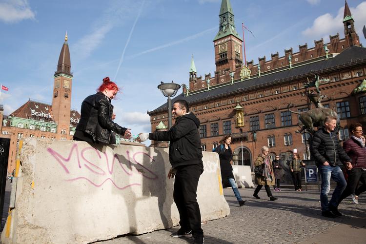 Tunge betonklodser skal hindre, at lastbiler kan drøne direkte ind på Rådhuspladsen. Den terrorsikring skal udvides og forbedres. Hvordan det skal ske, drøfter Københavns Kommune med Politiets Efterretningstjeneste. 