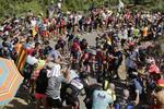 Alberto Contador er gået til angreb med Chris Froome på hjul op gennem den jublende menneskemængde. Foto: Unipublic/Photogomez Sport. 