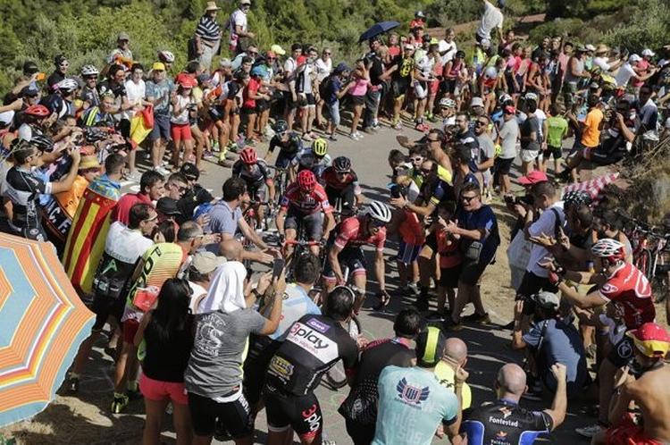 Alberto Contador er gået til angreb med Chris Froome på hjul op gennem den jublende menneskemængde. Foto: Unipublic/Photogomez Sport. 
