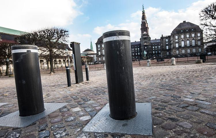 I dag beskytter kraftige stolper Christiansborg mod angreb med køretøjer eller bilbomber. Nu skal en tilsvarende sikring rejses rundt om det indre København.
   