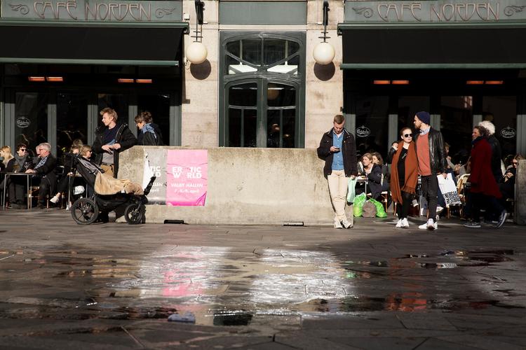 En såkaldt terrorklods står ved Amagertorv ved Strøget. Den skal tvinge køretøjer ned i fart, når de kommer ind på gågaden. Efter krav fra PET skal Københavns Kommune nu se på den samlede terrorsikring af gaderne i den centrale del af byen. 