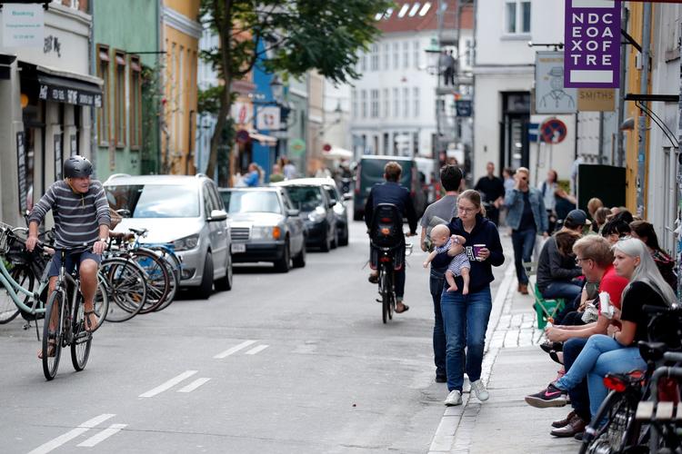 Simone Olsson og Josefine V. Rasmussen føler sig tryggere, når vi ikke lader terrortruslen fylde så meget i bybilledet. Københavnerne på gaden ser ingen grund til at pakke en bilfri sikkerhedszone rundt om Indre By. 