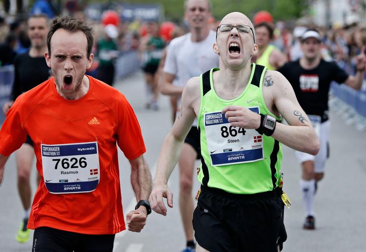 Der er nok de færreste, der tænker på bakterierne i deres tarme, når de kæmper sig gennem et maratonløb. Men det er måske på høje tid. To aktuelle studier viser, at mælkesyrenedbrydende tarmbakterier ophobes i tarmene hos veltrænede maratonløbere og potentielt kan effektivisere kroppens energiproduktion.
   