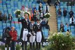 Cathrine Dufour (th.) på medaljeskamlen ved siden af europamesteren Isabell Werth og sølvvinderen Sönke Rothenberger.  Foto: Dansk Ride Forbund 