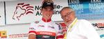 Mads Pedersen lykønskes med den samlede sejr i Tour du Poitou-Charentes. 
