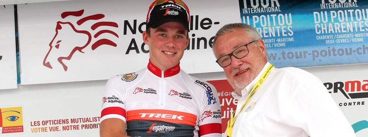 Mads Pedersen lykønskes med den samlede sejr i Tour du Poitou-Charentes. 