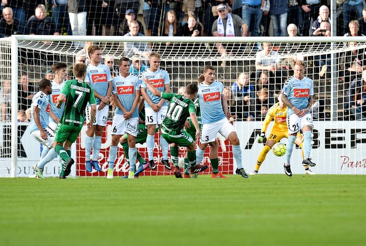 Rasmus Festersen bragte OB foran 1-0, da hans frispark blev rettet af af hjemmeholdets Niki Zimling (th.).
   