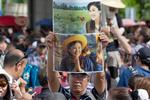 Tilhængere af Thailands tidligere premierminister Yingluck Shinawatra holdt hendes billede op foran Højesteret fredag, hvor Shinawatra skulle være mødt op i retten.  
