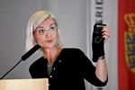 Udviklingsminister Ulla Tørnæs fortæller, at den øgede udviklingsbistand især skal gå til at hjælpe kvinder i fattige lande.   