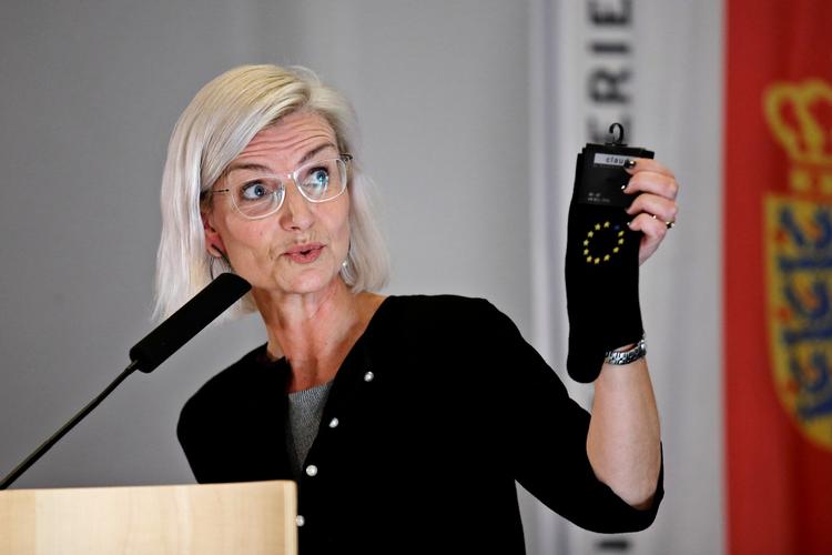 Udviklingsminister Ulla Tørnæs fortæller, at den øgede udviklingsbistand især skal gå til at hjælpe kvinder i fattige lande.   