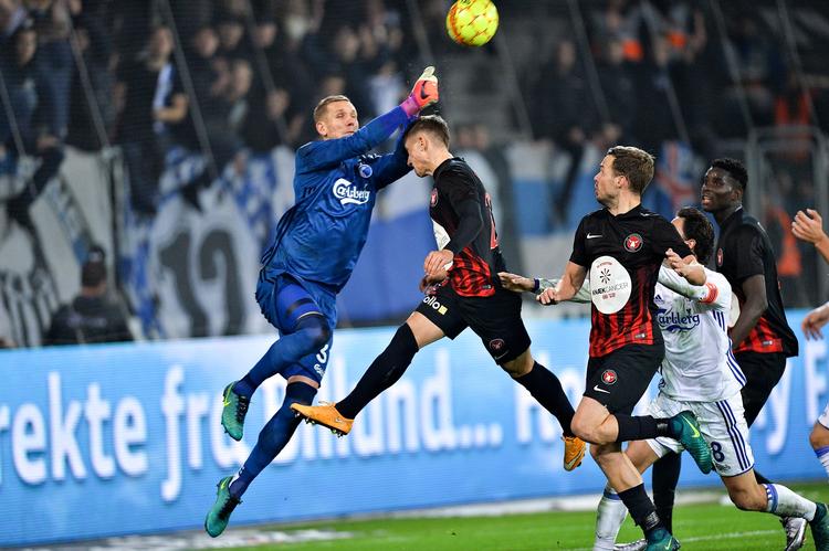 På billedet er Martin Pusic i duel med FC Københavns målmand under en kamp for FC Midtjylland. Nu skifter angriberen til netop FC København.  