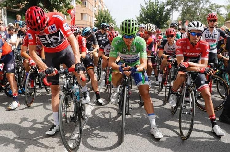 Chris Froome (.tv.), indenhaveren af den grønne pointtrøje Matteo Trentin og Alberto Contador gør klar til nye strabadser. Foto: Unipubliv/Photogomez Sprt. 