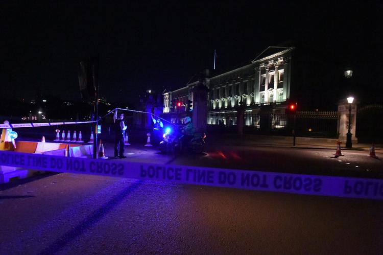 Politi foran Buckingham Palace, hvor en mand med en kniv fredag aften blev anholdt.  