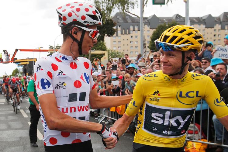 Mens alt endnu var fryd og gammen - Warren Barguil i Tourens bjergtrøje hilser på Chris Froome.

     