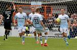 André Riel (th.) har scoret til 1-0 for Helsingør. Han scorede senere også til 2-0.
    