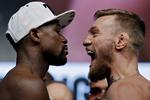 Floyd Mayweather Jr. (tv.) og Conor McGregor tørner sammen i Las Vegas. 