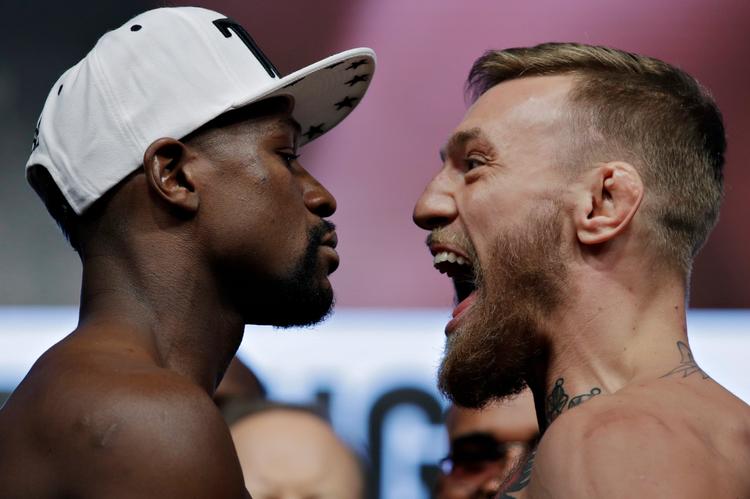 Floyd Mayweather Jr. (tv.) og Conor McGregor tørner sammen i Las Vegas. 