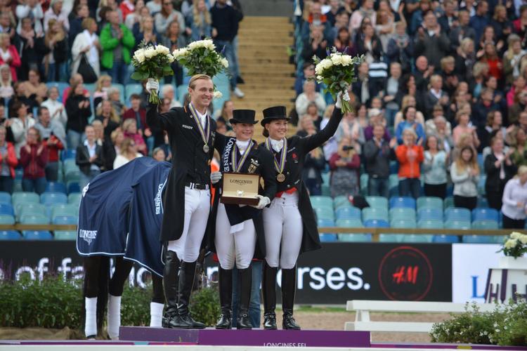 Cathrine Dufour (th.) ved siden af guldvinderen Isabell Werth og sølvvinderen Sönke Rothenberger (tv.). Foto: Dansk Ride Forbund. 