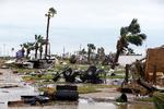 Omfattende ødelæggelser efter kategori 4 orkanen Harvey ramte USA natten til lørdag. Her ses en smadret trailerpark i Port Aransas, Texas. 
   