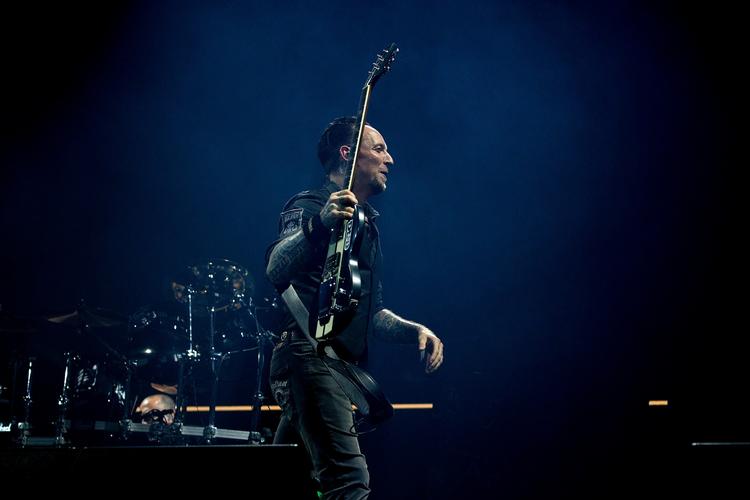 Volbeat kan samle næsten ligeså mange mennesker i Parken, som det antal plader de solgte på en uge, nemlig 47.999.
   