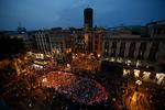 Flere hundrede tusinde mennesker deltog lørdag i en demonstration til minde om ofrene for terrorangrebet i Barcelona.  