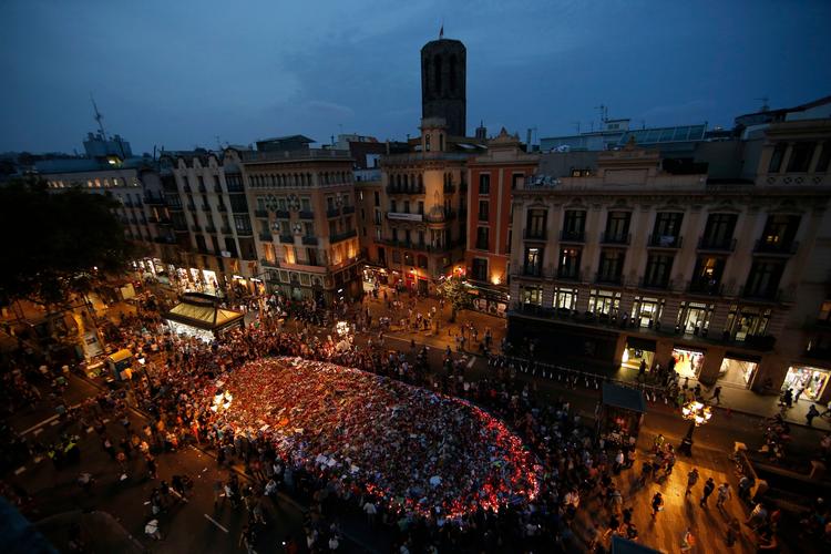 Flere hundrede tusinde mennesker deltog lørdag i en demonstration til minde om ofrene for terrorangrebet i Barcelona.  