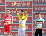 Niklas Eg på podiet sammen med den sejrende colombianer Egan Bernal og belgieren Björg Lambrecht. 