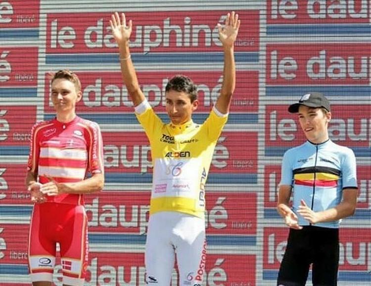 Niklas Eg på podiet sammen med den sejrende colombianer Egan Bernal og belgieren Björg Lambrecht. 