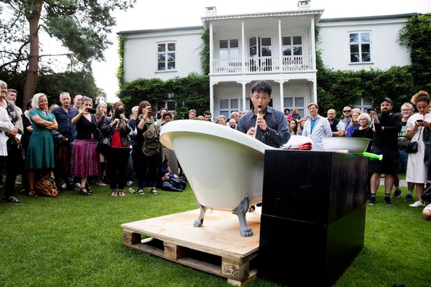 Der var ikke udelukkende tale om  forfatter møde. Performance  kunstneren Tomomi Adachi tog sig et bad og spiller fløjte. 