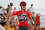 Chris Froome læader jublen få fri løb ved passagen af målstregen i Cumbre del Sol. Foto: Unipublic/Photogomez Sport. 