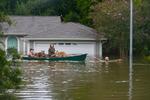 En familie bliver evakueret fra deres hjem i Houston. Stormen Harvey kaster i øjeblikket enorme vandmængder ned over Houston-området i Texas, USA. 