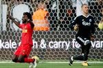FC Nordsjællands Ernest Asante scorer til 3-0 mod FCK's Robin Olsen.
   