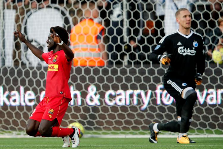 FC Nordsjællands Ernest Asante scorer til 3-0 mod FCK's Robin Olsen.
   