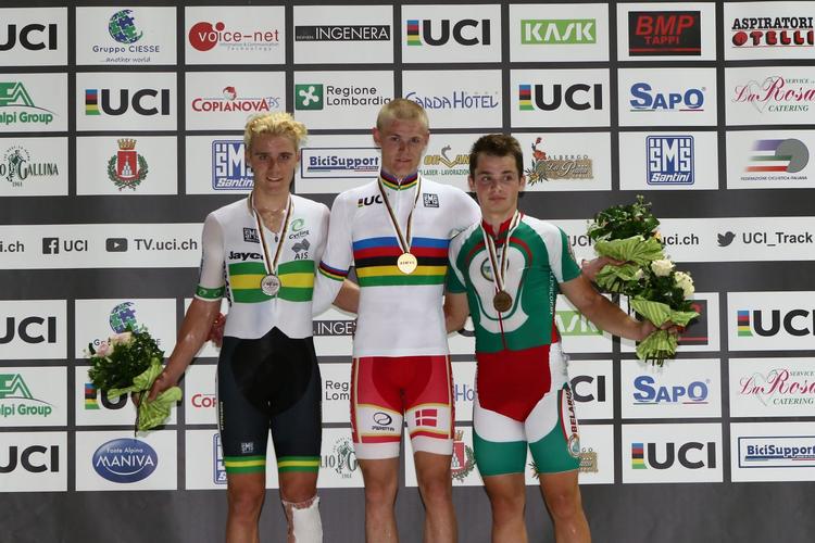Julius Johansen med VM-trikot og guldmedalje efter sin suveræne succes i OL-disciplinen omnium, hvor sølvet gik til australieren Stephen Cuff og bronzen til hviderusseren Uladzislau Tsimoshyk. 