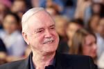 John Cleese tager sine ord tilbage om at gå på pension og gør i stedet comeback med hovedrollen i den nye komedieserie Edith på BBC.  
