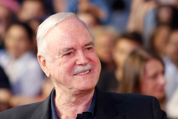 John Cleese tager sine ord tilbage om at gå på pension og gør i stedet comeback med hovedrollen i den nye komedieserie Edith på BBC.  
