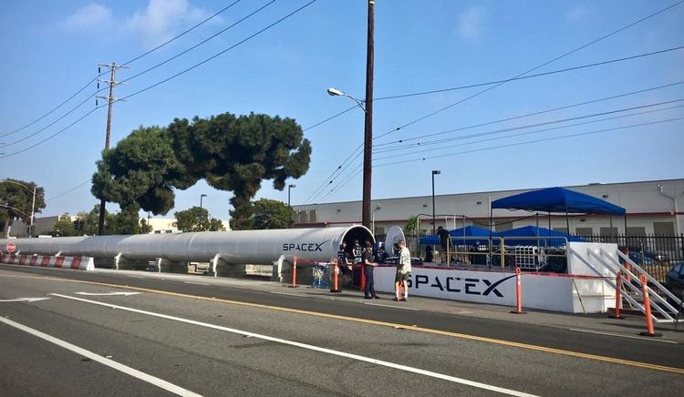 Sådan ser Hyperloop-testrøret ud hos SpaceX i Los Angeles. I weekenden blev der afholdt en konkurrence, der førte til et gennembrud for den nye, kollektive transportteknologi. 
