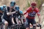 Allt er hidtil forløbet, som Chris Froome kunne ønske det i Vueltaen, og trods strabadserne har der også været tid til smil undervejs som her, hvor han får en flaske af Wout Poels. Foto: Unipubliv/Photogomez Sport. 