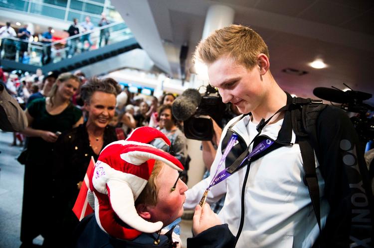 Viktor Axelsen, der her modtages i København med sin guldmedalje om halsen, er et eksempel på, hvad målrettet arbejde og talent kan føre til.
   