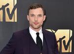 Med sin nuværende frisure er Ed Skrein nok mest kendt fra sin medvirken i filmen 'Deadpool'. Med noget længere hår medvirkede han dog også i Game of Thrones som Dragemoderens elsker. 
   