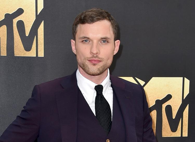 Med sin nuværende frisure er Ed Skrein nok mest kendt fra sin medvirken i filmen 'Deadpool'. Med noget længere hår medvirkede han dog også i Game of Thrones som Dragemoderens elsker. 
   