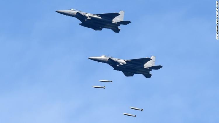 Sydkoreanske F15-kampfly på øvelse i morges. 
     