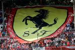 Ferraris berømte logo med den stejlende hingst dominerer overalt på Monza. Luca Bruno/AP