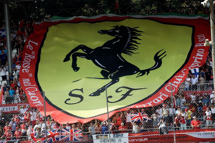 Ferraris berømte logo med den stejlende hingst dominerer overalt på Monza. Luca Bruno/AP